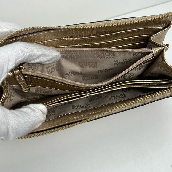 Michael Kors Wallet - Picture 9 of 17